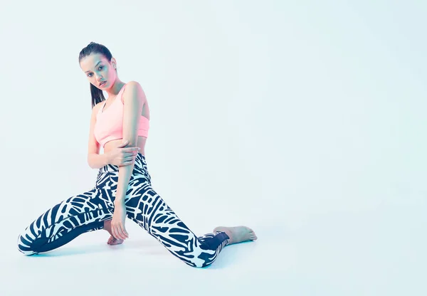Fit junge Mädchen in stylischer Sportbekleidung posieren in Neonlicht. Leggings für effektives Training, weibliches Wohlbefinden — Stockfoto