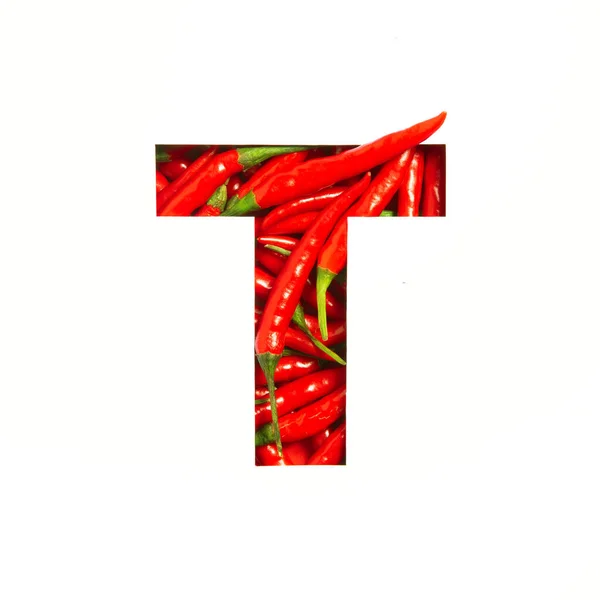 Γράμμα Τ της αγγλικής αλφαβήτου θερμού κόκκινου πιπεριού τσίλι και κομμένο χαρτί που απομονώνεται στο λευκό. Γραμματοσειρά πικάντικων λαχανικών — Φωτογραφία Αρχείου