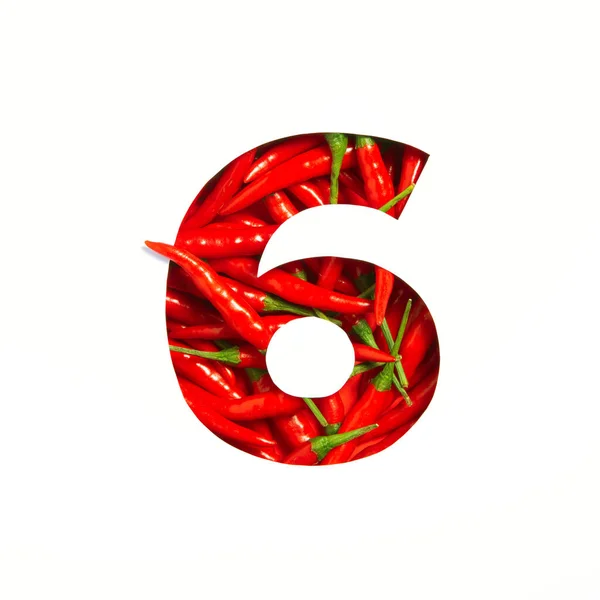 Номер шесть сделан из красного перца чили и бумаги, вырезанной в виде шестой цифры, изолированной на белом. Шрифт пряных овощей — стоковое фото