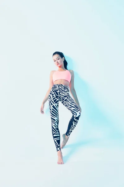 Fitness-Frauen posieren in Sportkleidung in Neonlicht. Fit junges Model mit perfekten Körperformen. Gesunder Lebensstil, gesunde Ernährung — Stockfoto