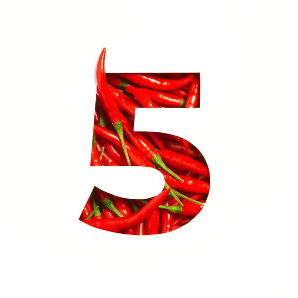 Νούμερο πέντε από κόκκινη πιπεριά τσίλι και κομμένο χαρτί σε σχήμα πέμπτου αριθμού που απομονώνεται στο λευκό. Γραμματοσειρά πικάντικων λαχανικών — Φωτογραφία Αρχείου