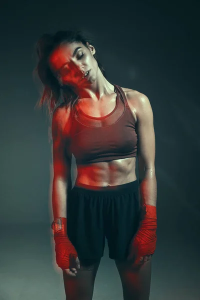 Retrato de fêmea apta em roupas esportivas e bandagens de boxe em luz de estúdio de néon. Estilo de vida e bem-estar desportivo — Fotografia de Stock
