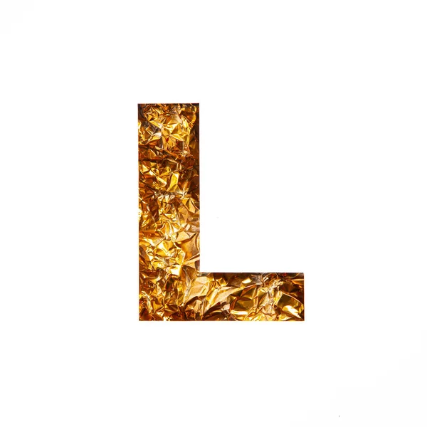 Золотая буква L английского алфавита из блестящей измельченной фольги и бумаги, вырезанной на белом фоне. Праздничный золотой шрифт — стоковое фото