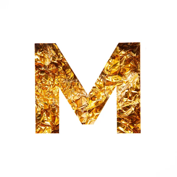 Az angol ábécé aranyozott M betűje csillogó gyűrött fóliából és fehér alapon izolált papírvágásból. Ünnepi arany betűtípus — Stock Fotó