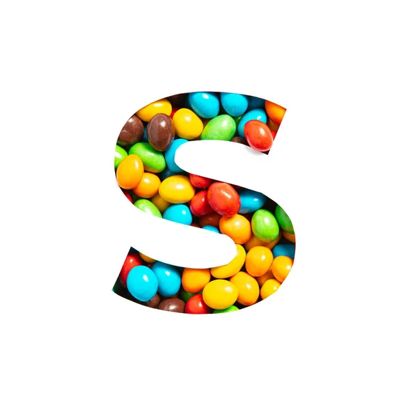 Lettre S de l'alphabet anglais de bonbons multicolores et de papier coupé isolé sur blanc. Typeface pour le design festif des enfants — Photo