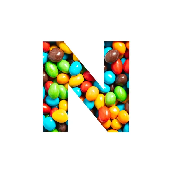 Lettre N de l'alphabet anglais de bonbons multicolores arc-en-ciel et papier coupé isolé sur blanc. Caractère festif — Photo