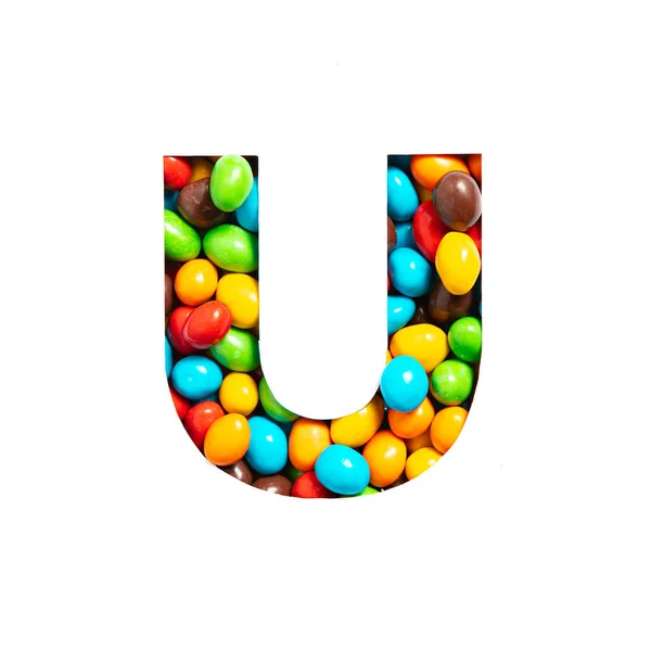 Lettre U de l'alphabet anglais de bonbons multicolores et de papier coupé isolé sur blanc. Typeface pour un design festif — Photo
