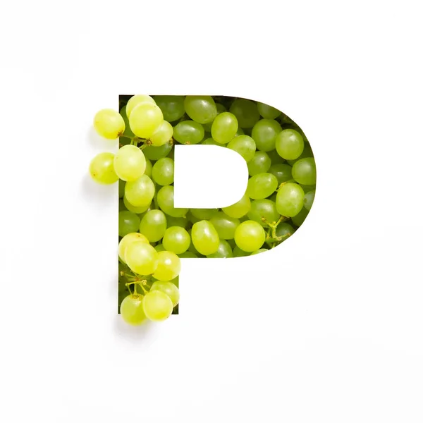 Brief P van het Engelse alfabet van groene druiven en gesneden papier geïsoleerd op wit. Typeface gemaakt van verse bessen — Stockfoto