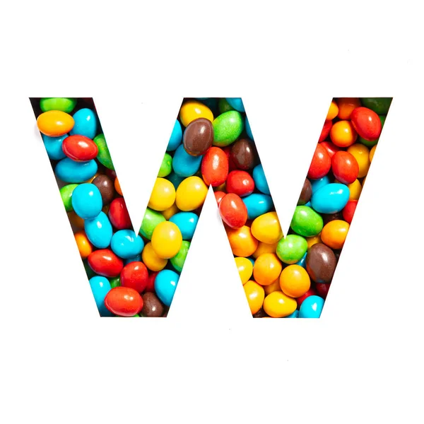 Lettre W de l'alphabet anglais de bonbons multicolores et de papier coupé isolé sur blanc. Typeface pour le design festif des enfants — Photo