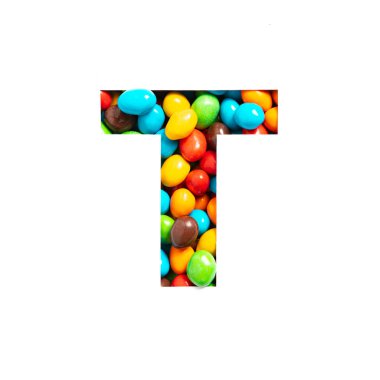 İngiliz alfabesinin T harfi çok renkli şekerler ve beyaz üzerine izole edilmiş kağıt kesiği. Festival tasarımı için yazı tipi