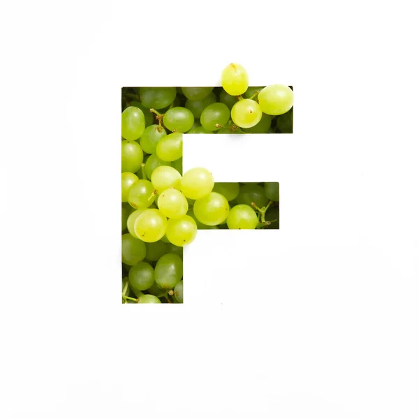 Groene druivenalfabet, letter F van Engels abc geïsoleerd op wit. Eetbaar lettertype van verse bessen — Stockfoto