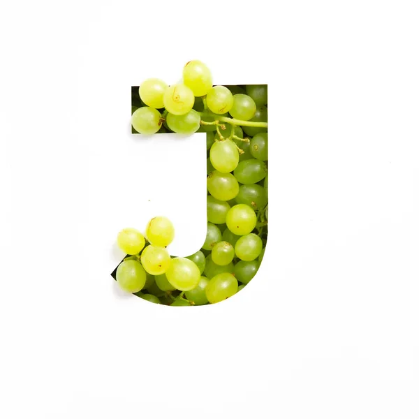 Buchstabe J des englischen Alphabets aus grünen Trauben und geschnittenem Papier isoliert auf weiß. Schrift mit frischen Beeren — Stockfoto
