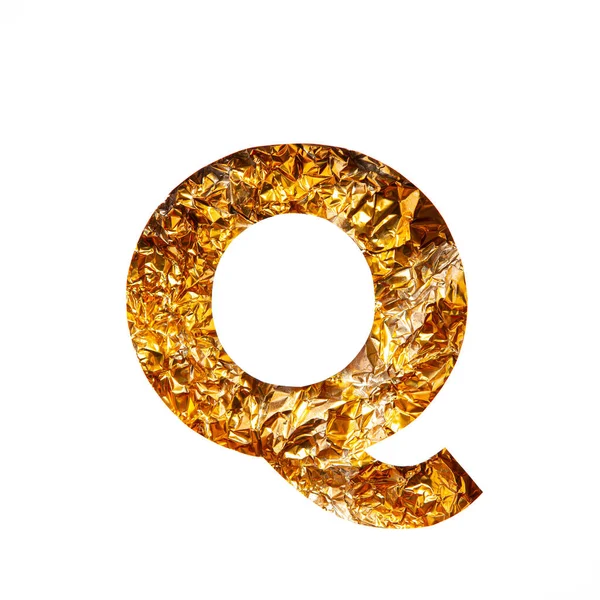 A Q betű az angol ábécé arany gyűrött fólia és papír vágott izolált fehér. Ünnepi arany betűtípus — Stock Fotó