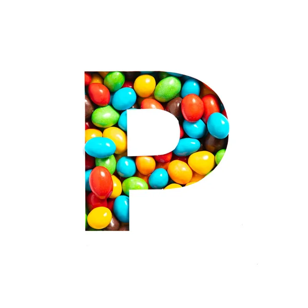 Lettre P de l'alphabet anglais de bonbons multicolores et de papier coupé isolé sur blanc. Type de bonbons pour un design festif — Photo