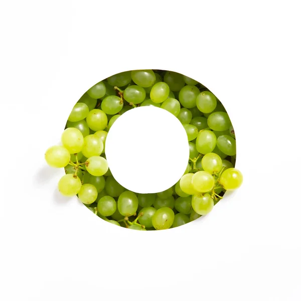 Buchstabe O des englischen Alphabets aus frischen Trauben und geschnittenem Papier isoliert auf weiß. Schrift der grünen Beeren — Stockfoto