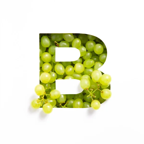 Brief B van het Engelse alfabet van verse druiven en gesneden papier geïsoleerd op wit. Typeface van groene bessen — Stockfoto