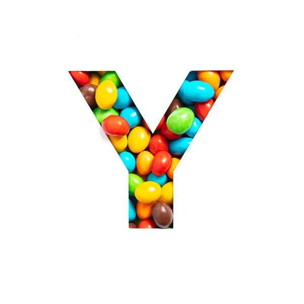 Lettre Y de l'alphabet anglais de bonbons multicolores et de papier coupé isolé sur blanc. Typeface pour un design festif — Photo