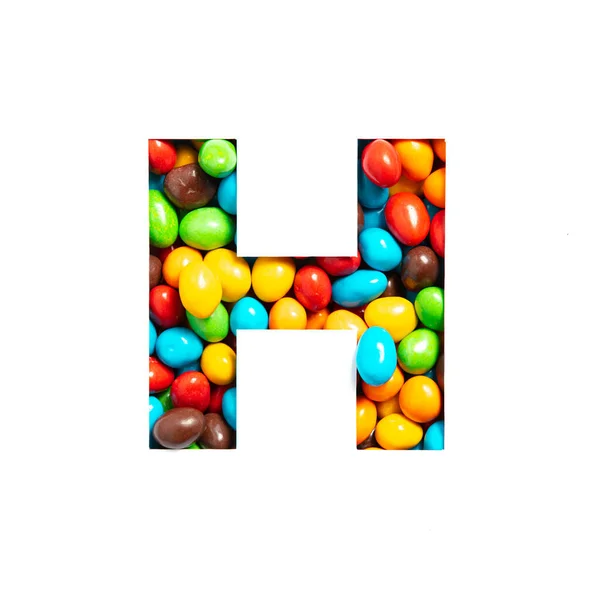 Lettre H de l'alphabet anglais de bonbons multicolores et de papier coupé isolé sur blanc. Typeface pour un design festif — Photo