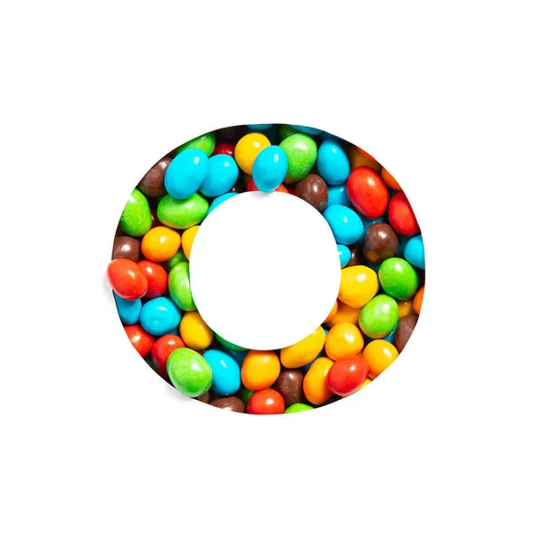 Lettre O de l'alphabet anglais de bonbons multicolores et de papier coupé isolé sur blanc. Type de bonbons pour un design festif — Photo