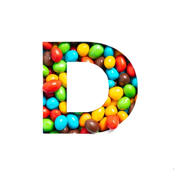 Buchstabe D des englischen Alphabets aus bunten Bonbons und Papier, isoliert auf weiß geschnitten. Schrift für festliche Gestaltung — Stockfoto