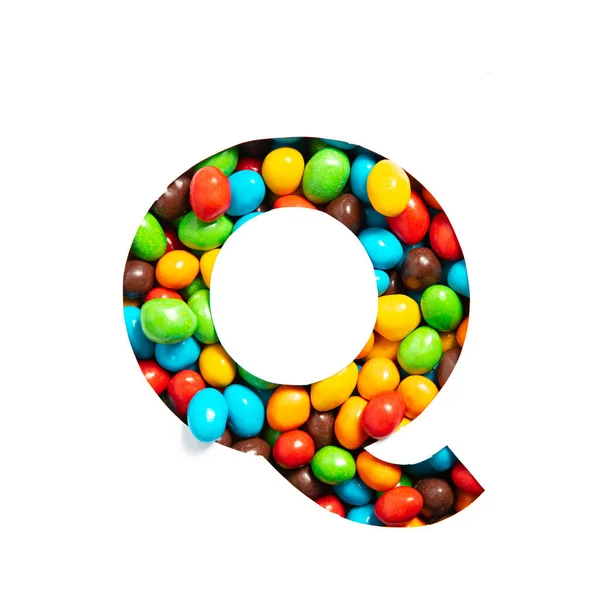 Lettre Q de l'alphabet anglais de bonbons multicolores et de papier coupé isolé sur blanc. Type de bonbons pour enfants design — Photo