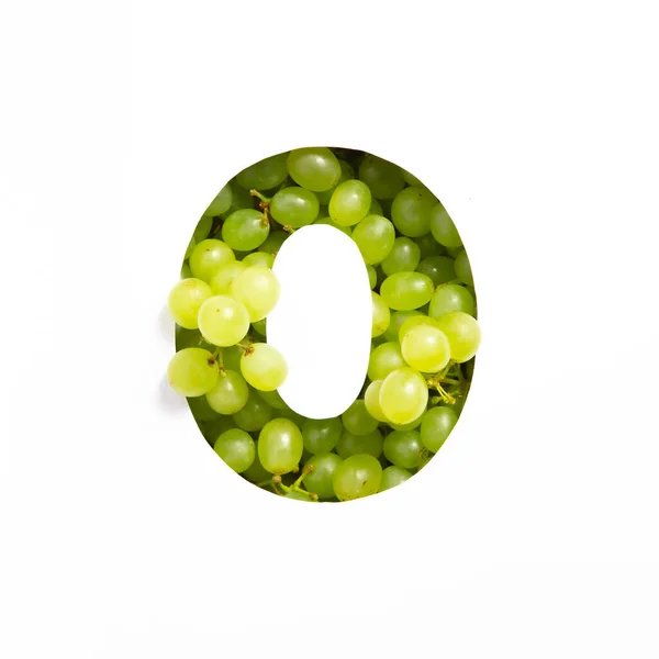 Zahl Null aus grünen Traubenbeeren und Papier geschnitten null Form isoliert auf weiß. Natürliche frische Schrift — Stockfoto
