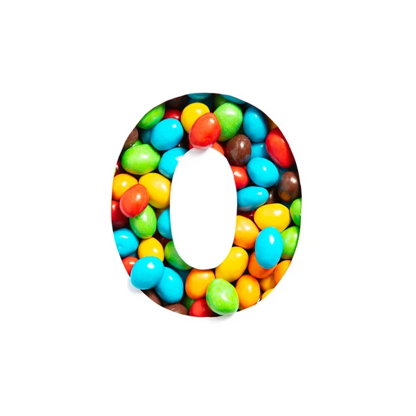 Numéro zéro composé de bonbons sucrés colorés et de papier découpé en forme nulle isolé sur blanc. Typeface pour un design festif — Photo