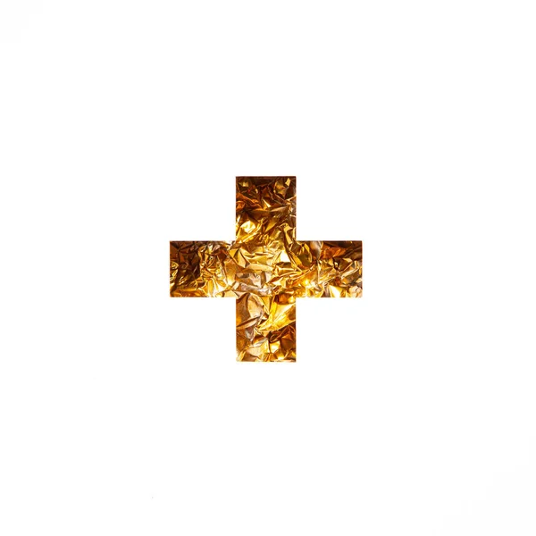 Συν ένα σύμβολο άθροισης ή ένα σταυρό από χρυσό γυαλιστερό τσαλακωμένο φύλλο και κομμένο χαρτί που απομονώνεται σε λευκό. Εορταστική χρυσή γραμματοσειρά — Φωτογραφία Αρχείου