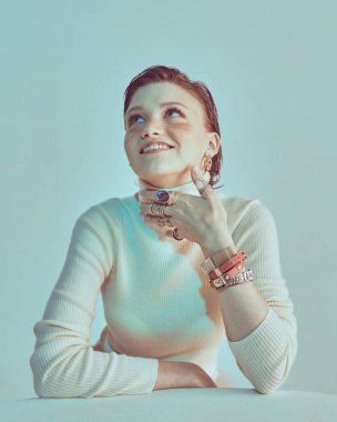 Neşeli kızıl saçlı kızın güzel portresi, içtenlikle gülümseyen, kadın elinde bir sürü mücevher