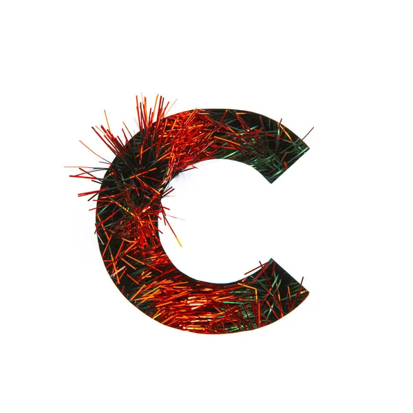 Buchstabe C des englischen Alphabets aus rotem Lametta und Papier isoliert auf weiß geschnitten. Festliche Schrift für die Weihnachtszeit — Stockfoto