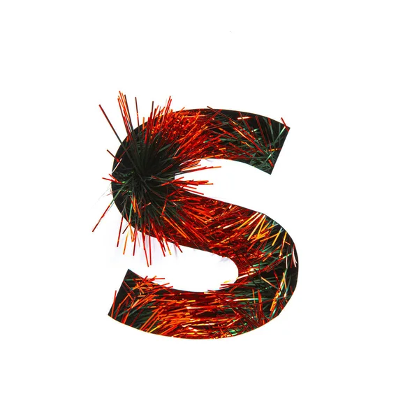 Bokstaven S i engelskt alfabet av röd tinsel och papper skuren isolerad på vitt. Festlig typsnitt för jul firande design — Stockfoto