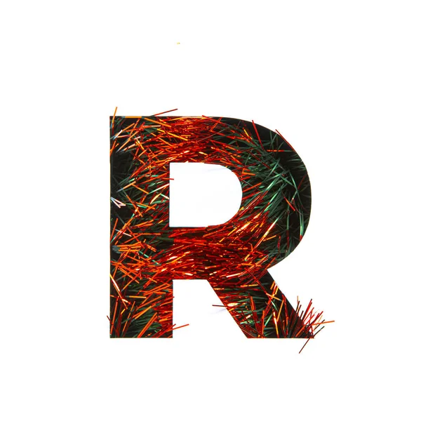 Feestelijke lettertype voor Kerstmis viering ontwerp. Brief R van het Engels alfabet van rood tinsel en papier gesneden geïsoleerd op wit — Stockfoto
