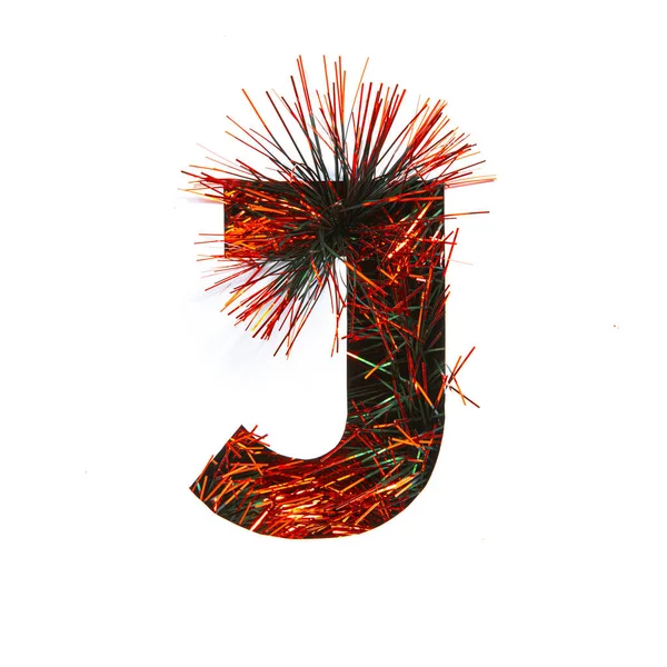 J betű az angol ábécé fényes piros tinsel és papír vágott elszigetelt fehér. Typeface a karácsonyi ünnepség design — Stock Fotó