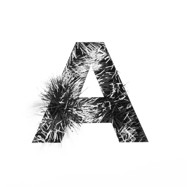 Schwarzer Buchstabe A aus monochromem Lametta und Papier, isoliert auf weiß geschnitten. Englisches Alphabet für minimalistisches Design — Stockfoto