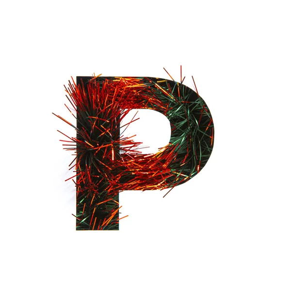 光沢のある赤いティンセルの手紙P 、白に隔離された紙のカット。お祝いのデザインのためのお祭り英語のアルファベット — ストック写真