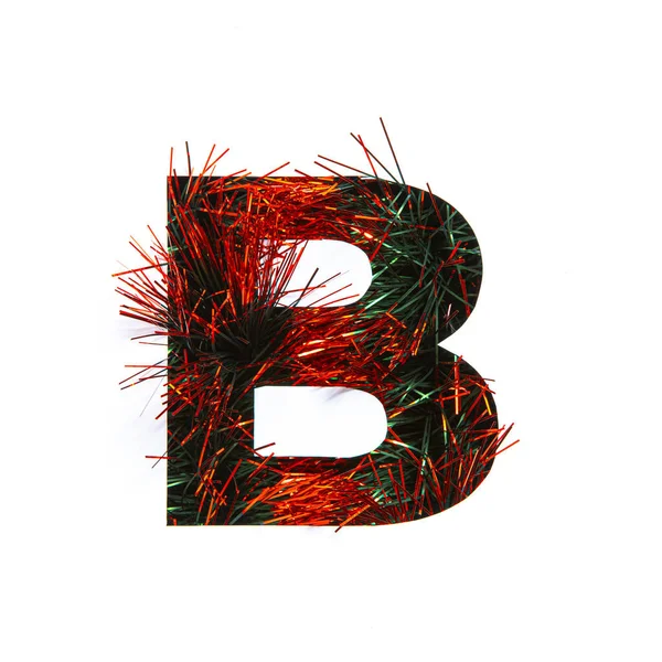 Buchstabe B des englischen Alphabets aus rotem Lametta und Papier isoliert auf weiß geschnitten. Festliche Schrift für die Weihnachtszeit — Stockfoto