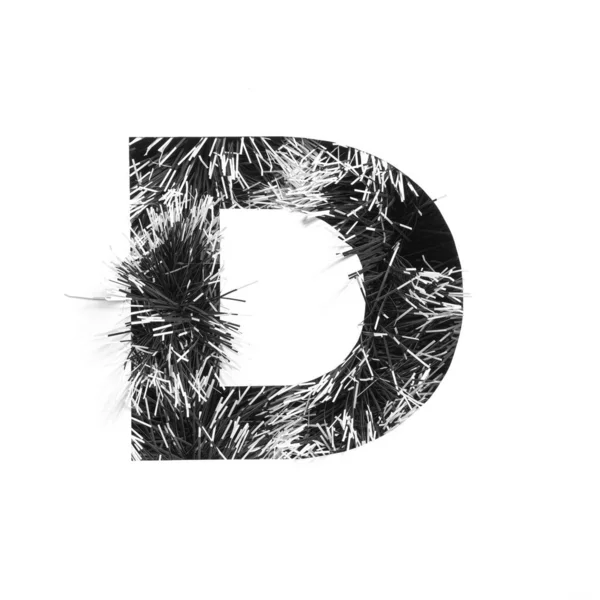 モノクロームのティンセルと紙の黒い文字Dは白で孤立した。ミニマルなデザインのためのお祭り英語のアルファベット — ストック写真