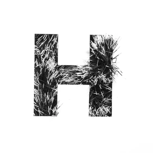 Schwarzer Buchstabe H aus monochromem Lametta und Papier isoliert auf weiß geschnitten. Festliches englisches Alphabet für minimalistisches Design — Stockfoto