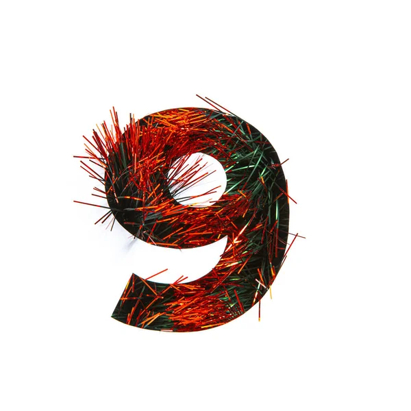 Εορταστική αριθμός εννέα από κόκκινο tinsel και χαρτί κομμένο σε σχήμα ένατου αριθμού που απομονώνονται σε λευκό. Typeface για σχεδιασμό διακοπών — Φωτογραφία Αρχείου