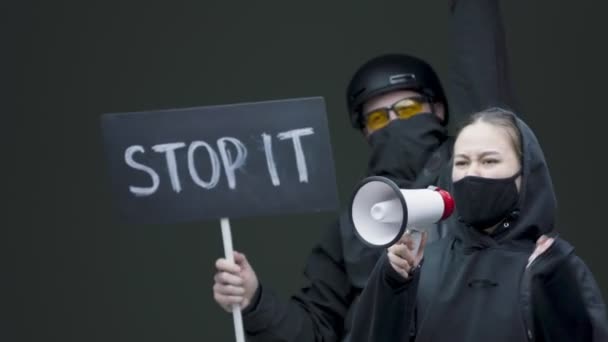 Enojado protestando jóvenes chico y chica con cartel de cartón detenerlo y megáfono. Protestas huelgas concepto piquetes — Vídeos de Stock