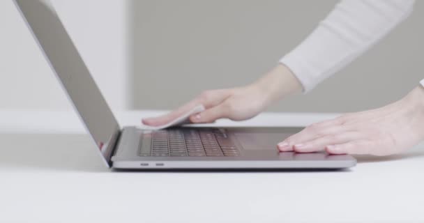 Zárja be a női kezek tisztító laptop fertőtlenítő számítógép törlőkendő. Irodai fertőtlenítés a koronavírus kitörése alatt — Stock videók