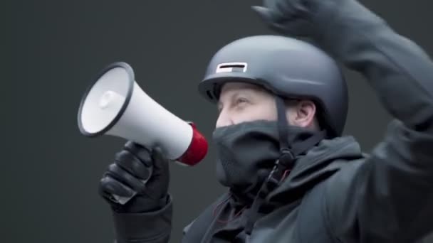 Han skrek paroll i megafon mot rasism i USA. Aktiv protesterare skriker krav höja handen upp — Stockvideo