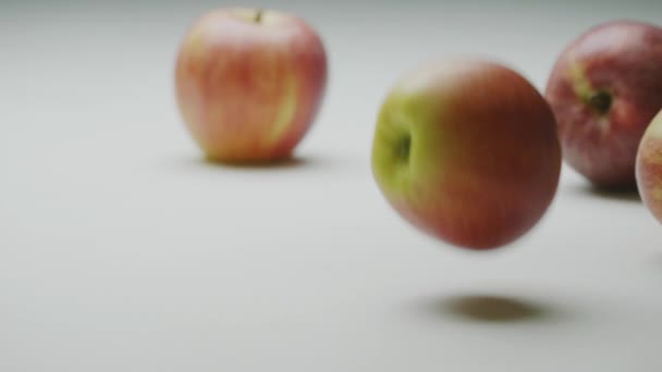 Pomme rebondir, fruits entiers rouges biologiques se déplaçant sur la surface et rouler hors écran, fermer la vidéo du studio — Video