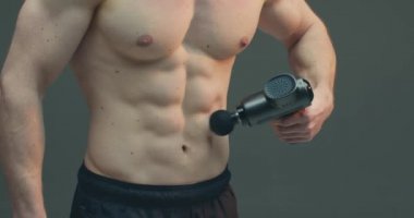 Derin doku perküsyon masajı, spor adamı karın masajı, karın kası, kan dolaşımını hızlandırmak için çıplak gövde, yakın çekim.