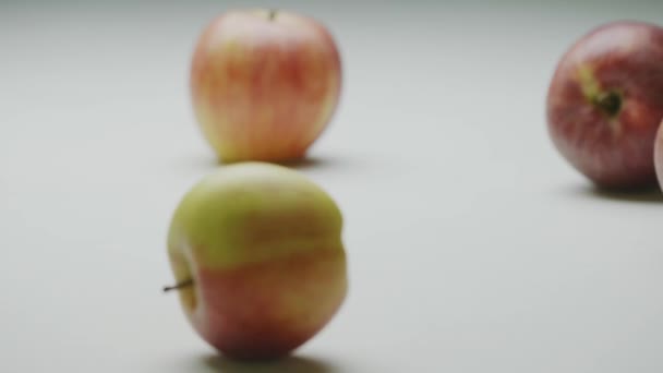 노란색 사과 유기농 자연 과일이 수면 위에서 움직이고 정지하고 스튜디오 비디오닫습니다. — 비디오