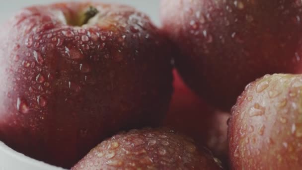 Makro ízletes ökológiai természetes alma vízcseppek, halom szerves piros egész étvágygerjesztő gyümölcsök harmat, közeli stúdió videó