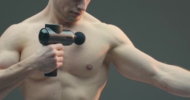 Masajeador de percusión, deportista masajeando los músculos del pecho para aliviar la rigidez del dolor, rutinas de recuperación post-entrenamiento — Vídeo de stock