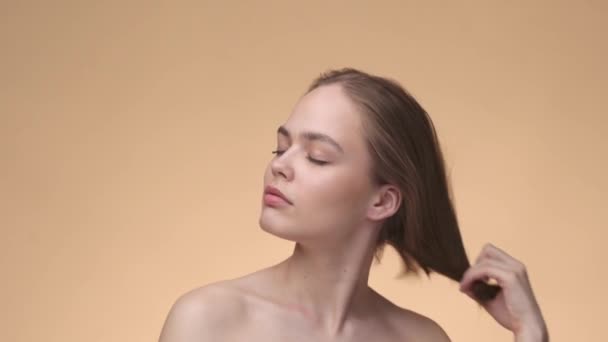Концепция природной красоты, молодая женщина с обнаженными плечами, дрожащими здоровыми волосами, трихологией и здоровьем женщин — стоковое видео