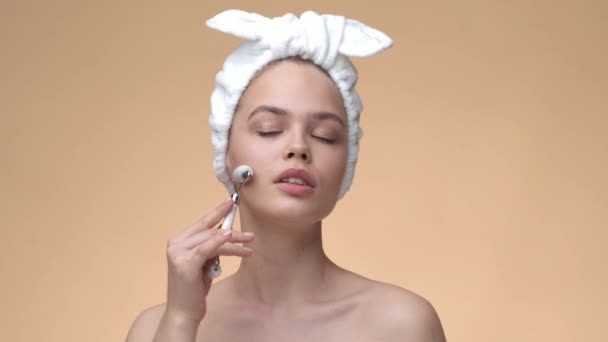 Ung hona gör ansiktslyftning massage jade roller för effekten av hudföryngring. Naturligt skönhetsbegrepp — Stockvideo