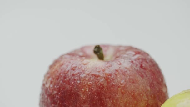 Macro savoureux éco pommes naturelles en gouttes d'eau, fruits appétissants rouges et jaunes bio — Video